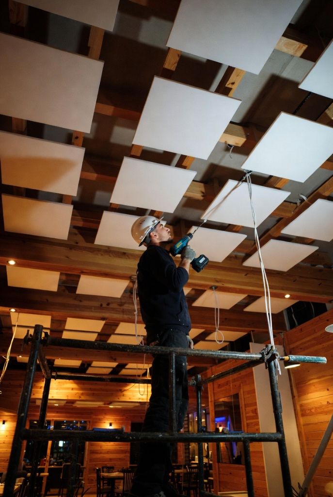 Instalación de paneles acústicos en techo
